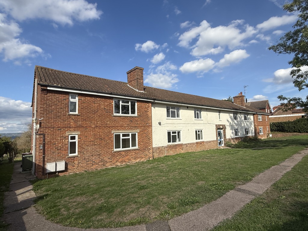 Lot: 136 - BLOCK OF FLATS FOR IMPROVEMENT ON 0.51 ACRE PLOT AND POTENTIAL FOR DEVELOPMENT - Front View of Block of Eight Flats in Popular Village